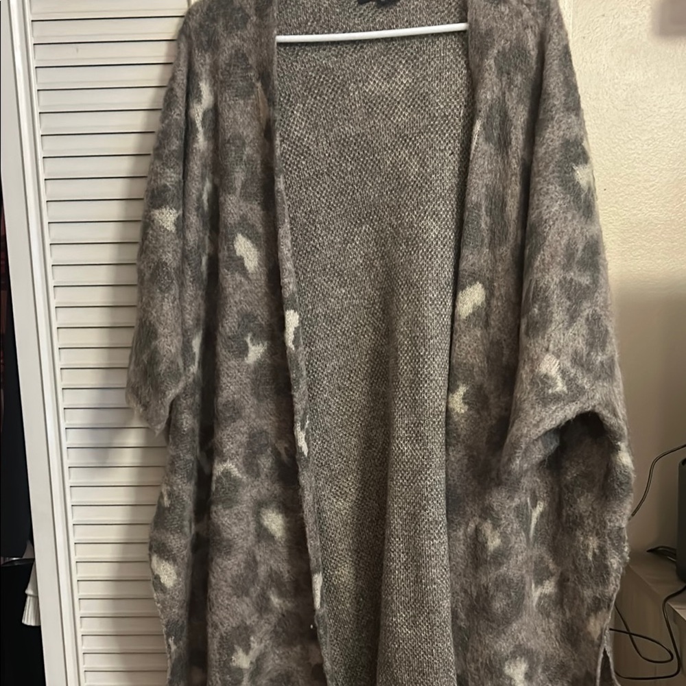 Rocky Women's Gray and Cream Patterned Poncho